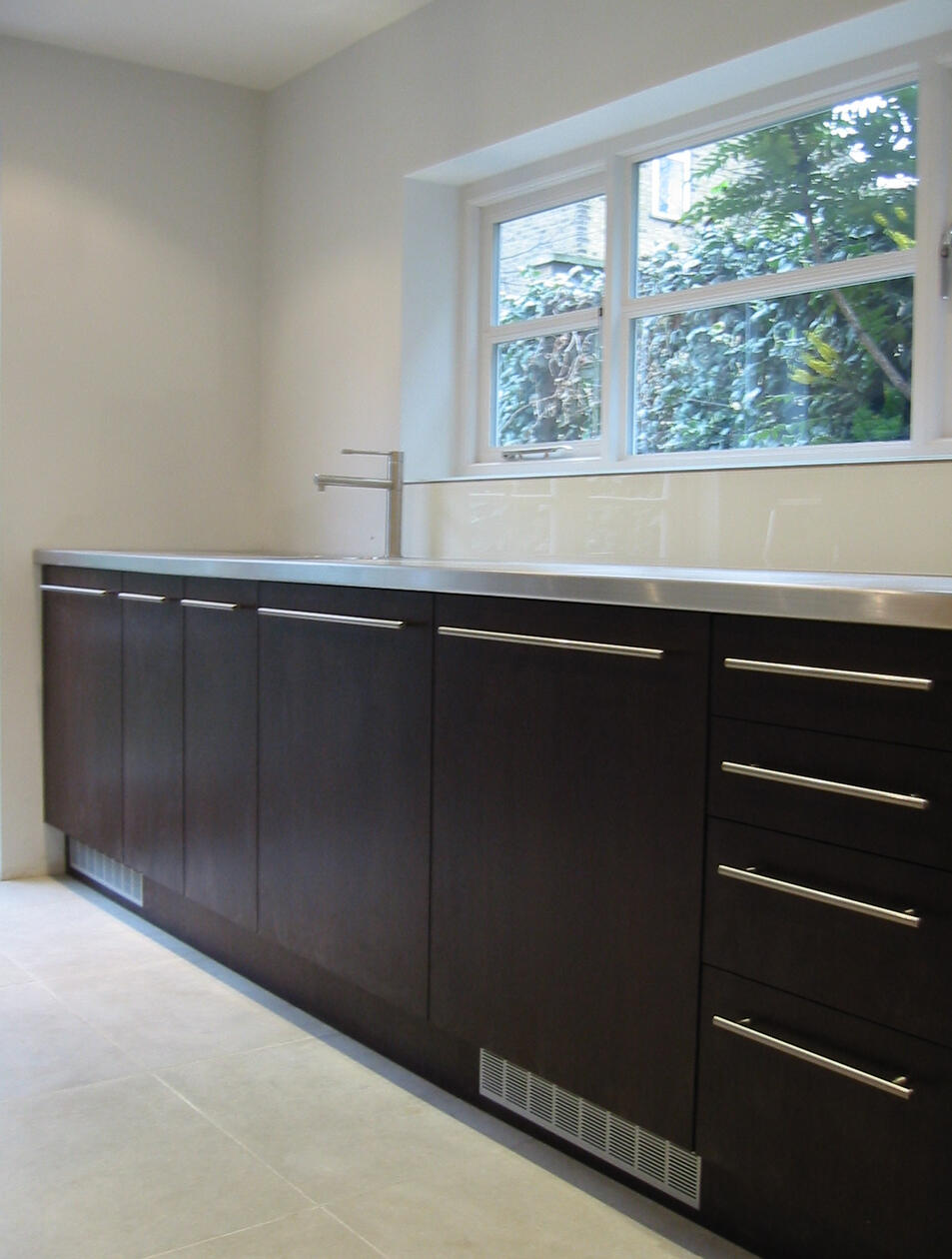 Kitchen in wenge and blue limestone